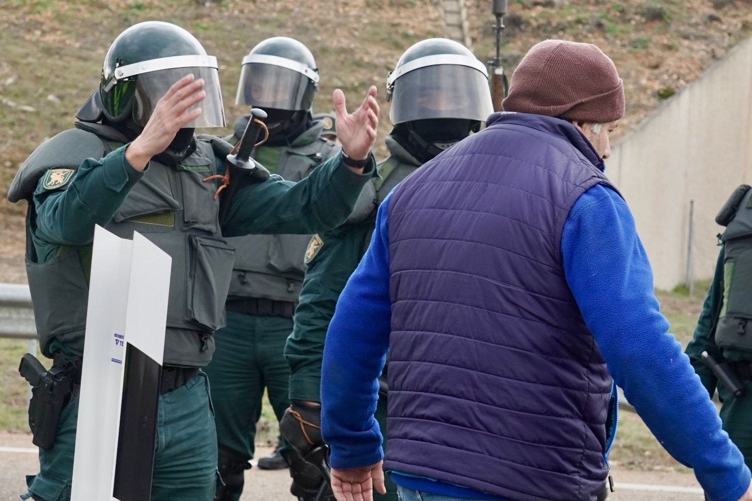 Los agricultores cortan la autovía A 6 a la altura de La Bañeza (León) | Campillo / ICAL. 