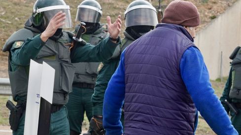 Los agricultores cortan la autovía A 6 a la altura de La Bañeza (León) | Campillo / ICAL. 