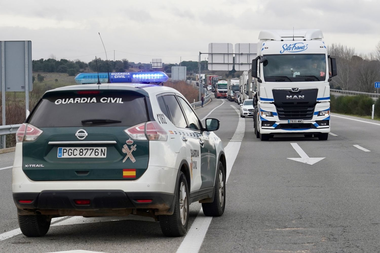 Los agricultores cortan la autovía A 6 a la altura de La Bañeza (León) | Campillo / ICAL. 