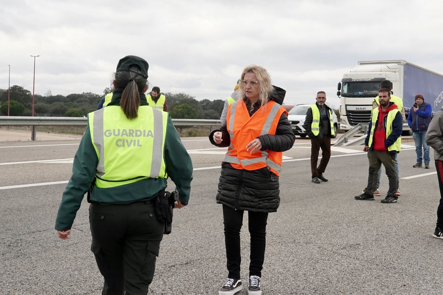 Los agricultores cortan la autovía A 6 a la altura de La Bañeza (León) | Campillo / ICAL. 