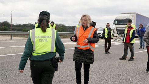 Los agricultores cortan la autovía A 6 a la altura de La Bañeza (León) | Campillo / ICAL. 
