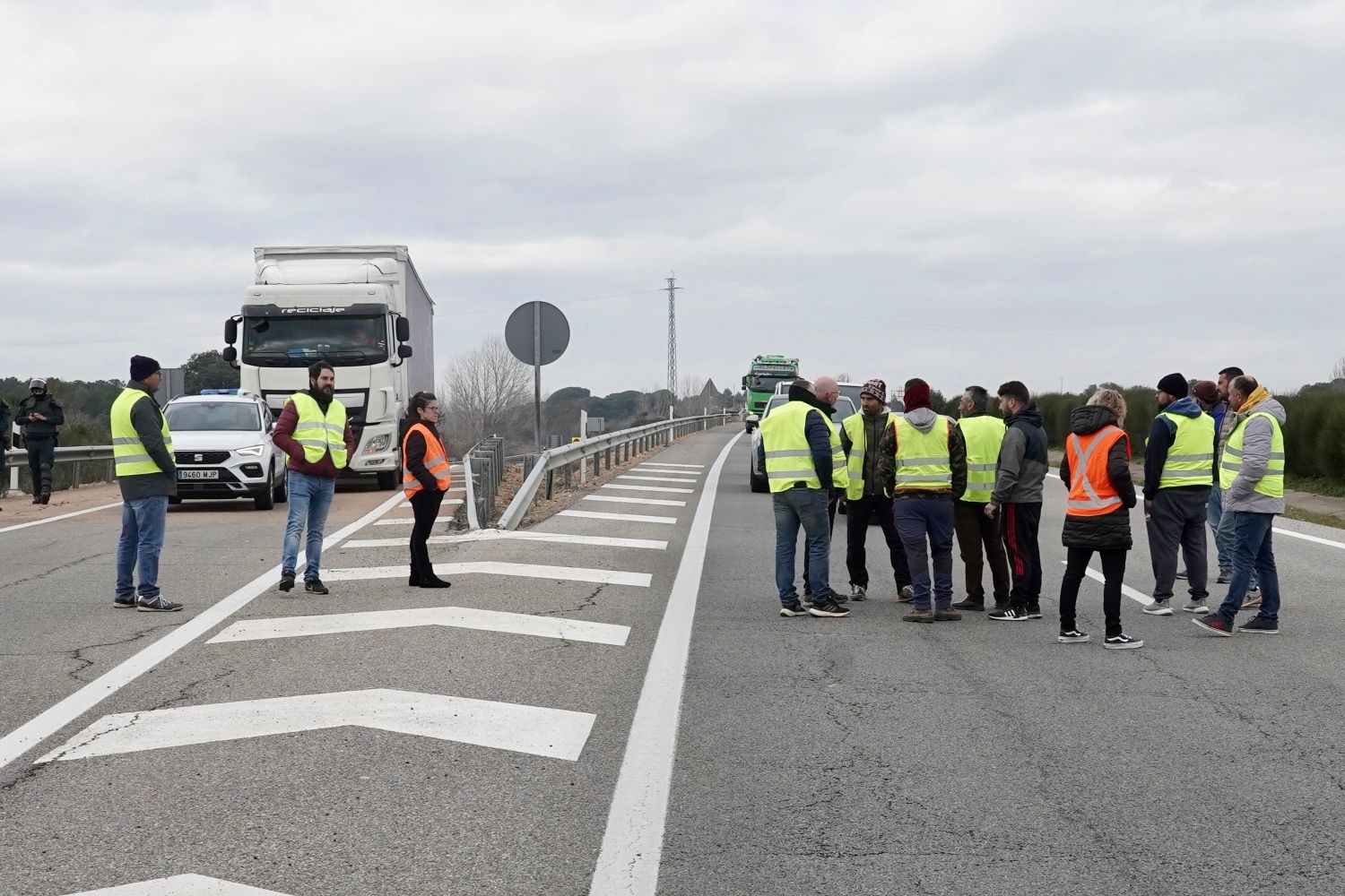 Los agricultores cortan la autovía A 6 a la altura de La Bañeza (León) | Campillo / ICAL. 