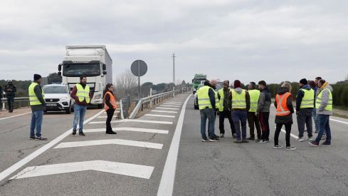 Los agricultores cortan la autovía A 6 a la altura de La Bañeza (León) | Campillo / ICAL. 