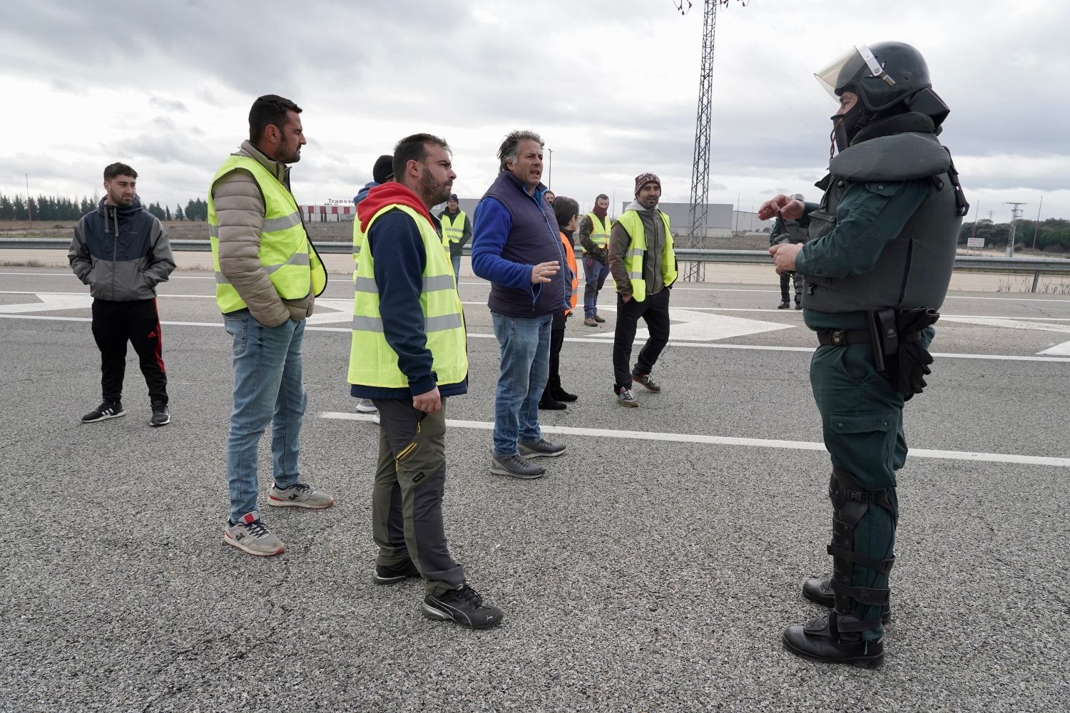 Los agricultores cortan la autovía A 6 a la altura de La Bañeza (León) | Campillo / ICAL. 