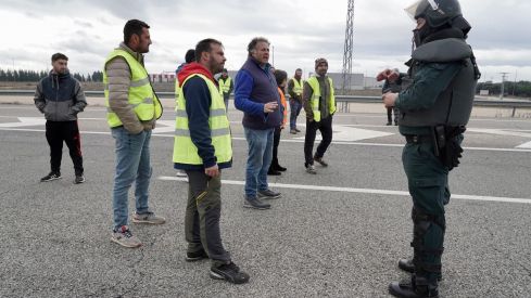 Los agricultores cortan la autovía A 6 a la altura de La Bañeza (León) | Campillo / ICAL. 