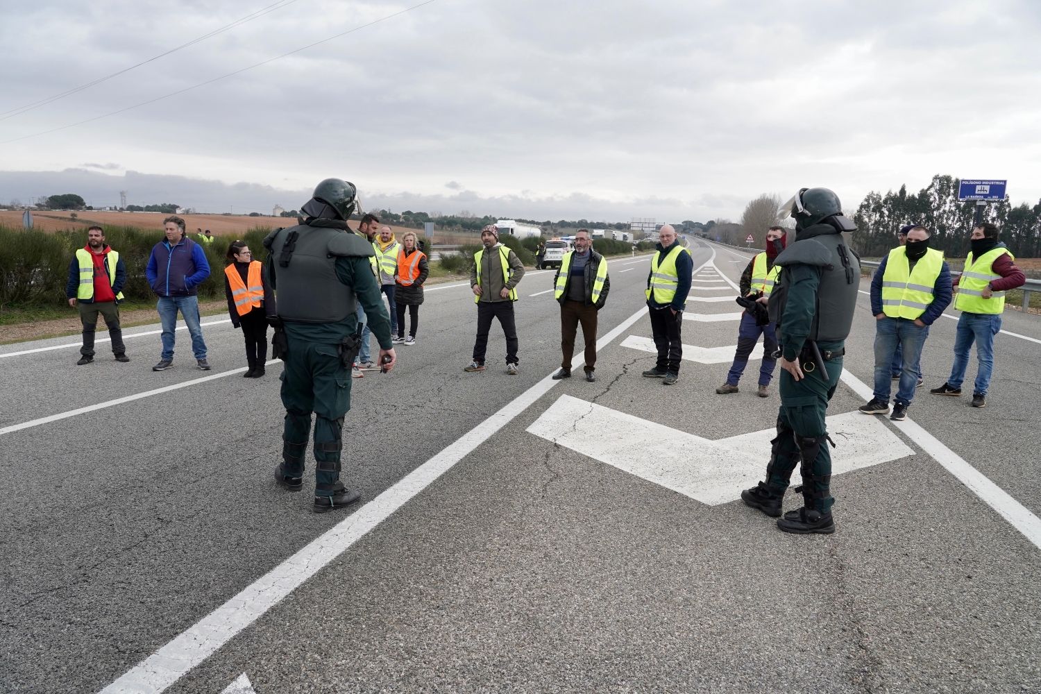 Los agricultores cortan la autovía A 6 a la altura de La Bañeza (León) | Campillo / ICAL. 