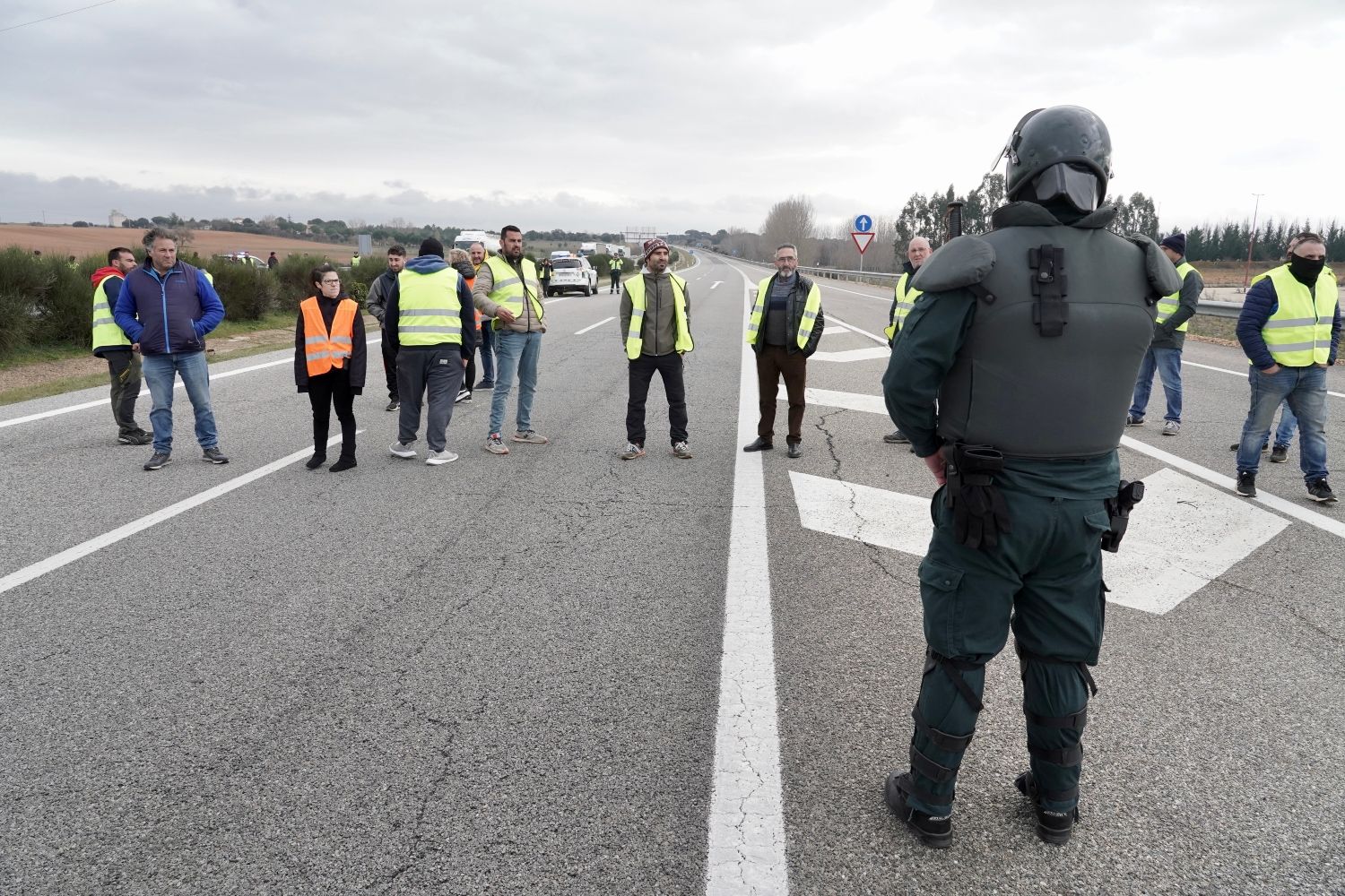 Los agricultores cortan la autovía A 6 a la altura de La Bañeza (León) | Campillo / ICAL. 