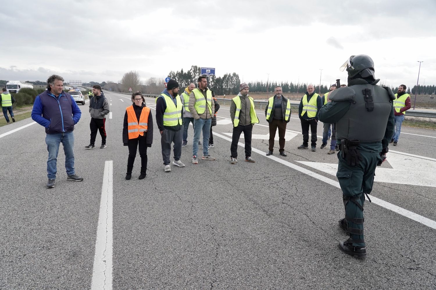 Los agricultores cortan la autovía A 6 a la altura de La Bañeza (León) | Campillo / ICAL. 