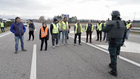 Los agricultores cortan la autovía A 6 a la altura de La Bañeza (León) | Campillo / ICAL. 