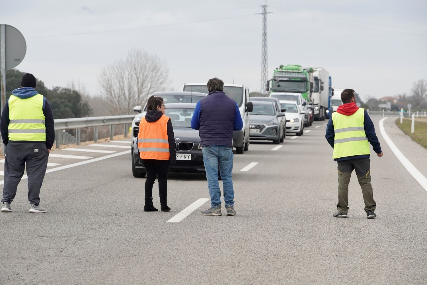 Los agricultores cortan la autovía A-66