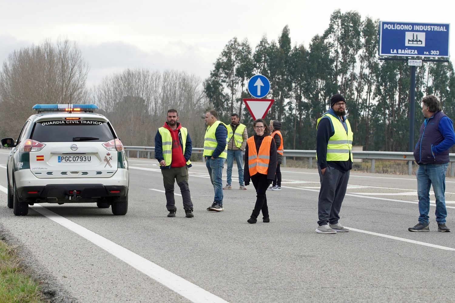 Los agricultores cortan la autovía A 6 a la altura de La Bañeza (León) | Campillo / ICAL. 