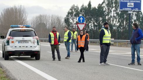 Los agricultores cortan la autovía A 6 a la altura de La Bañeza (León) | Campillo / ICAL. 