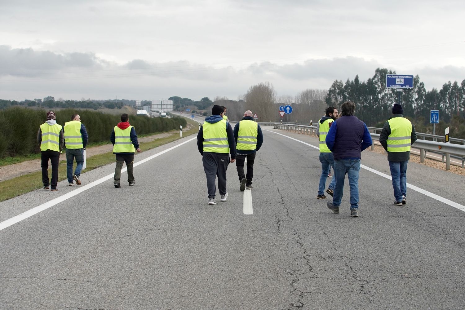 Los agricultores cortan la autovía A 6 a la altura de La Bañeza (León) | Campillo / ICAL. 