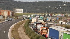 Agricultores cortan la N-120 a la altura de Villadangos del Páramo (León)