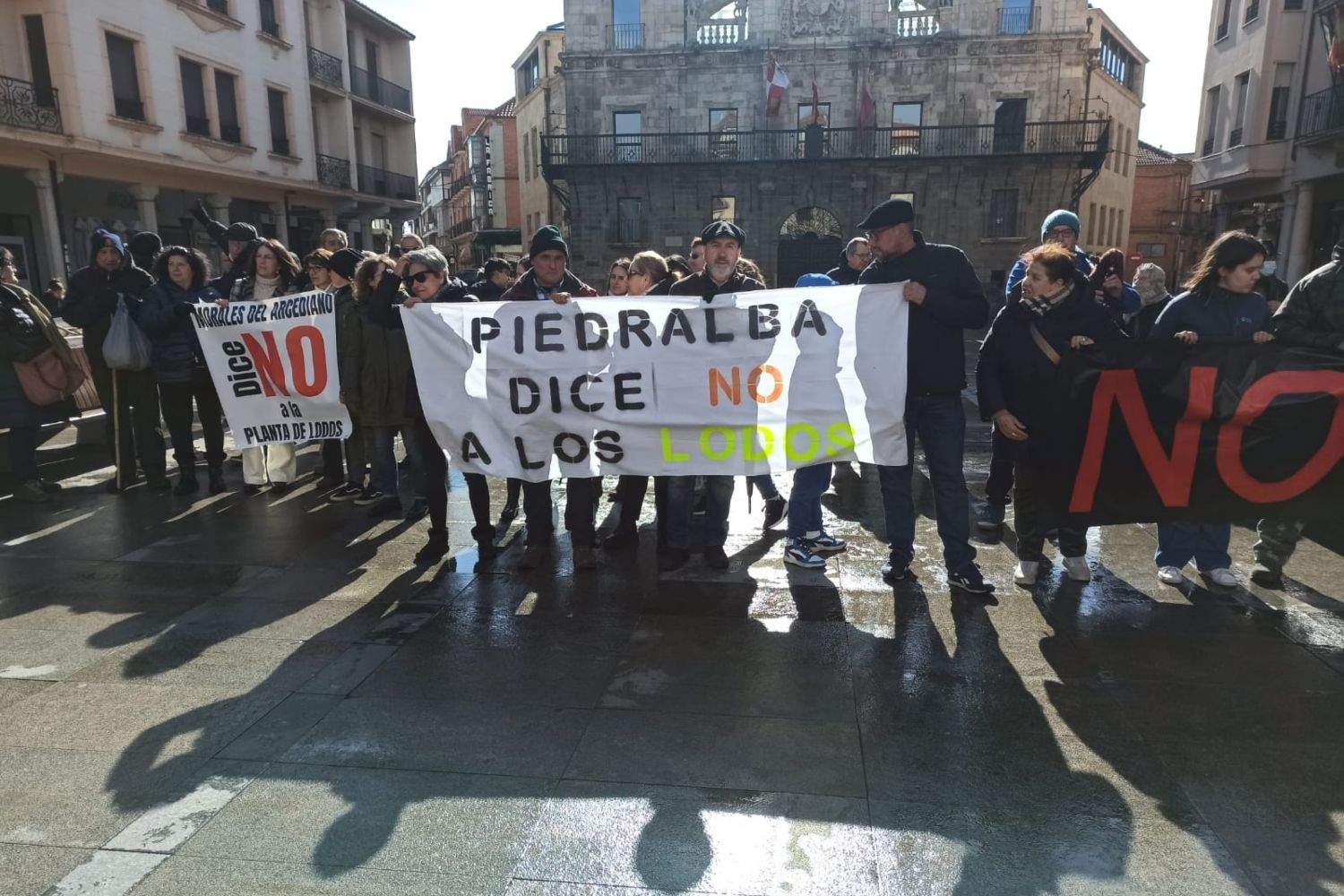 Cientos de personas se concentran en la plaza mayor de Astorga contra la planta de lodos de Piedralba