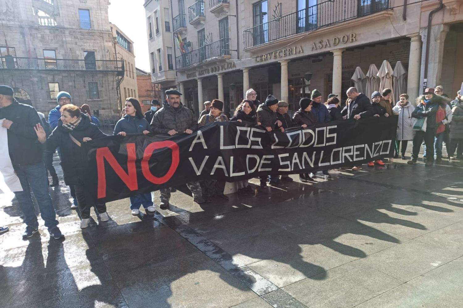 Cientos de personas se concentran en la plaza mayor de Astorga contra la planta de lodos de Piedralba