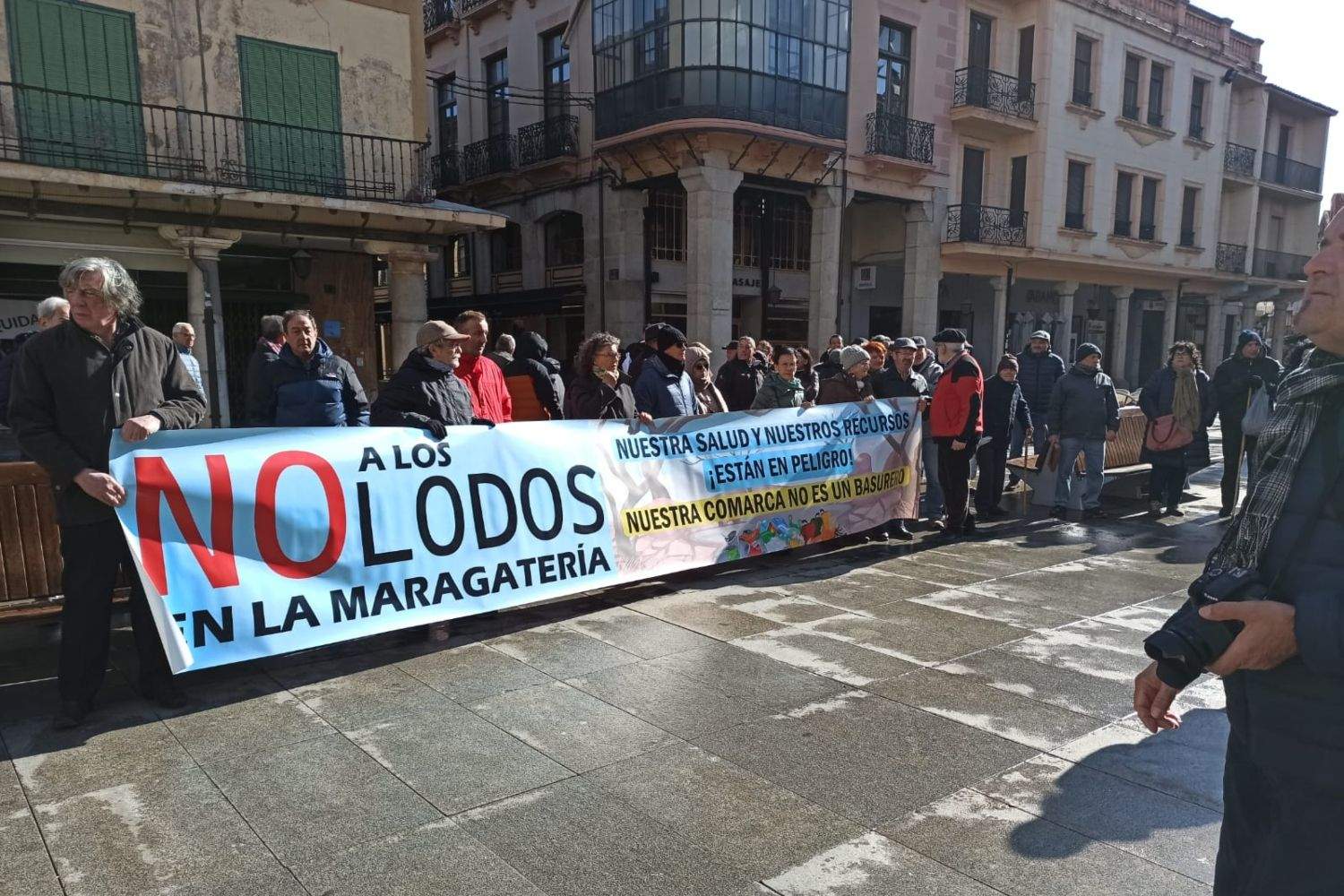 Cientos de personas se concentran en la plaza mayor de Astorga contra la planta de lodos de Piedralba