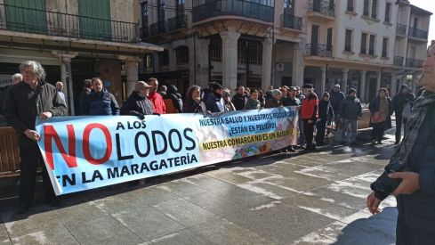 Cientos de personas se concentran en la plaza mayor de Astorga contra la planta de lodos de Piedralba