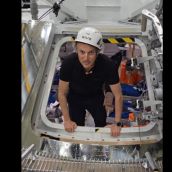 Jesús Calleja se adentra en la cápsula espacial que llevará en 2025 a cuatro astronautas a la Luna