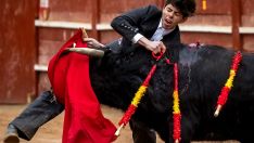 El novillero Julio Méndez siendo herido por una cornada