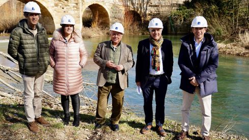 El consejero de Cultura y Turismo visita la restauración del Puente Canto de Sahagún | Campillo (ICAL) El consejero de Cultura y Turismo visita la restauración del Puente Canto de Sahagún | Campillo (ICAL)