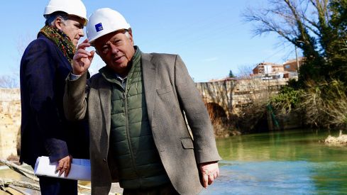 El consejero de Cultura y Turismo visita la restauración del Puente Canto de Sahagún | Campillo (ICAL) El consejero de Cultura y Turismo visita la restauración del Puente Canto de Sahagún | Campillo (ICAL)