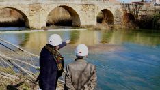 El consejero de Cultura y Turismo visita la restauración del Puente Canto de Sahagún | Campillo (ICAL) El consejero de Cultura y Turismo visita la restauración del Puente Canto de Sahagún | Campillo (ICAL)