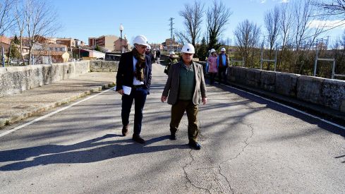 El consejero de Cultura y Turismo visita la restauración del Puente Canto de Sahagún | Campillo (ICAL) El consejero de Cultura y Turismo visita la restauración del Puente Canto de Sahagún | Campillo (ICAL)