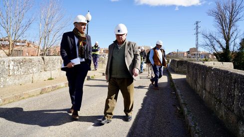 El consejero de Cultura y Turismo visita la restauración del Puente Canto de Sahagún | Campillo (ICAL) El consejero de Cultura y Turismo visita la restauración del Puente Canto de Sahagún | Campillo (ICAL)