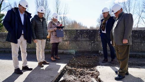 El consejero de Cultura y Turismo visita la restauración del Puente Canto de Sahagún | Campillo (ICAL) El consejero de Cultura y Turismo visita la restauración del Puente Canto de Sahagún | Campillo (ICAL)