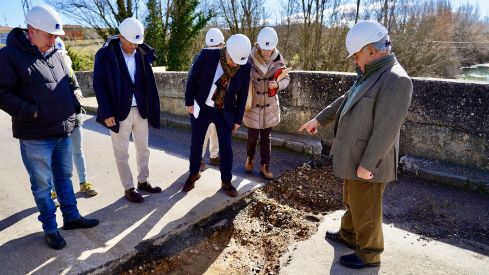 El consejero de Cultura y Turismo visita la restauración del Puente Canto de Sahagún | Campillo (ICAL) El consejero de Cultura y Turismo visita la restauración del Puente Canto de Sahagún | Campillo (ICAL)