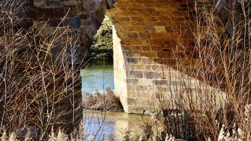 El consejero de Cultura y Turismo visita la restauración del Puente Canto de Sahagún | Campillo (ICAL) El consejero de Cultura y Turismo visita la restauración del Puente Canto de Sahagún | Campillo (ICAL)
