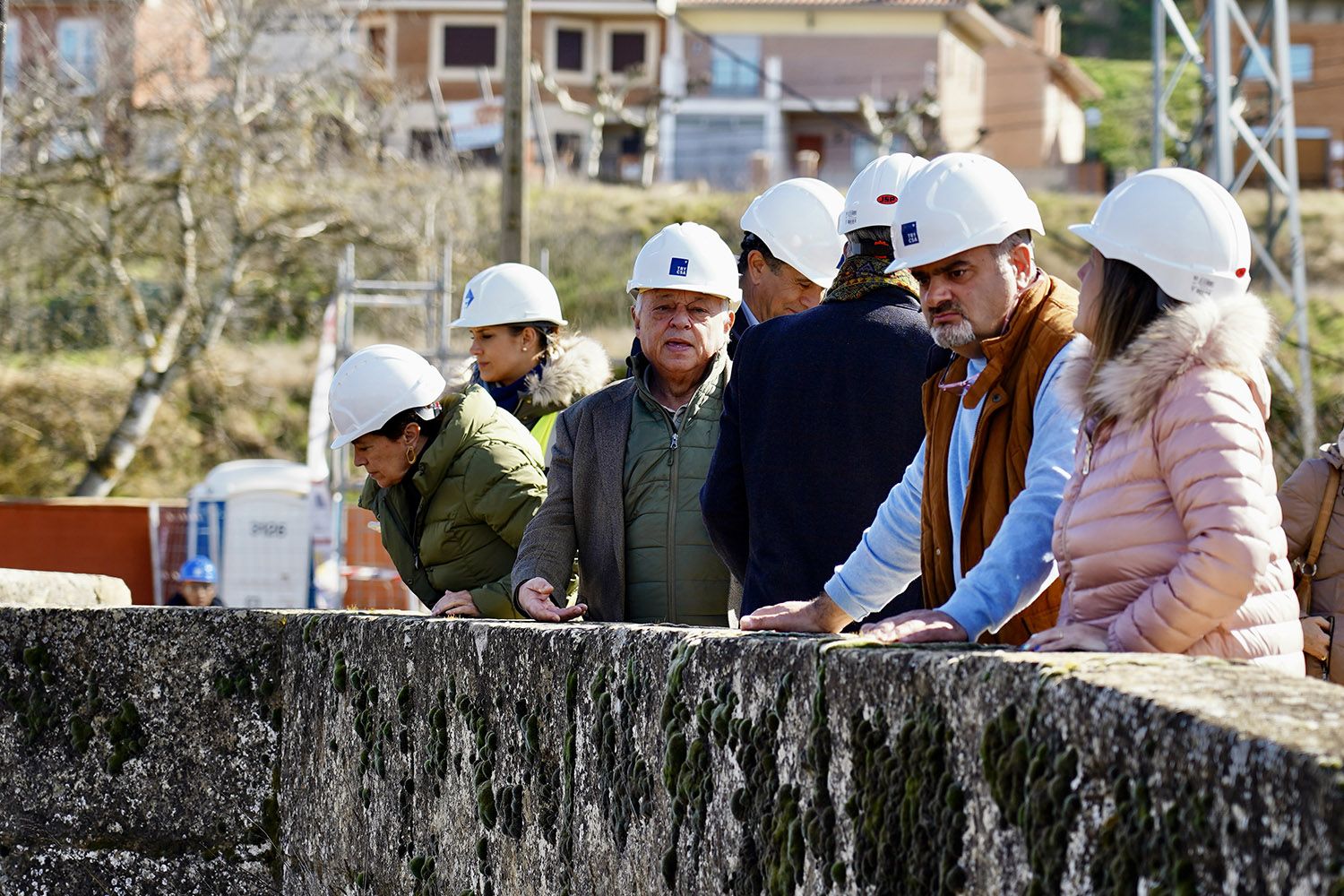 El consejero de Cultura y Turismo visita la restauración del Puente Canto de Sahagún | Campillo (ICAL)
