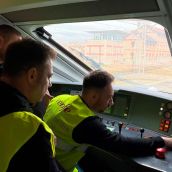 Maquinistas de Renfe en las pruebas con el S106 en León