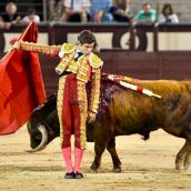 Christian Parejo, en un pase cambiado por la espalda a su segundo novillo | ALFREDO ARÉVALO