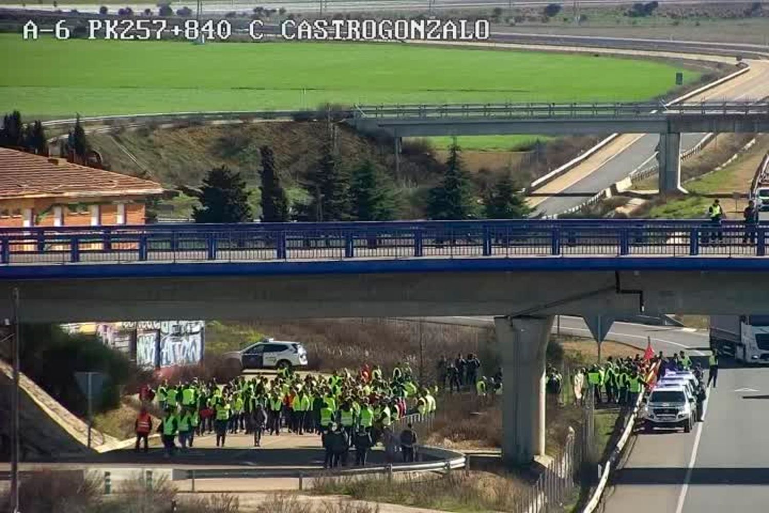 Movilización del sector agrícola y ganadero en la A-6 a la altura de Paradores de Castro Gonzalo (Zamora)