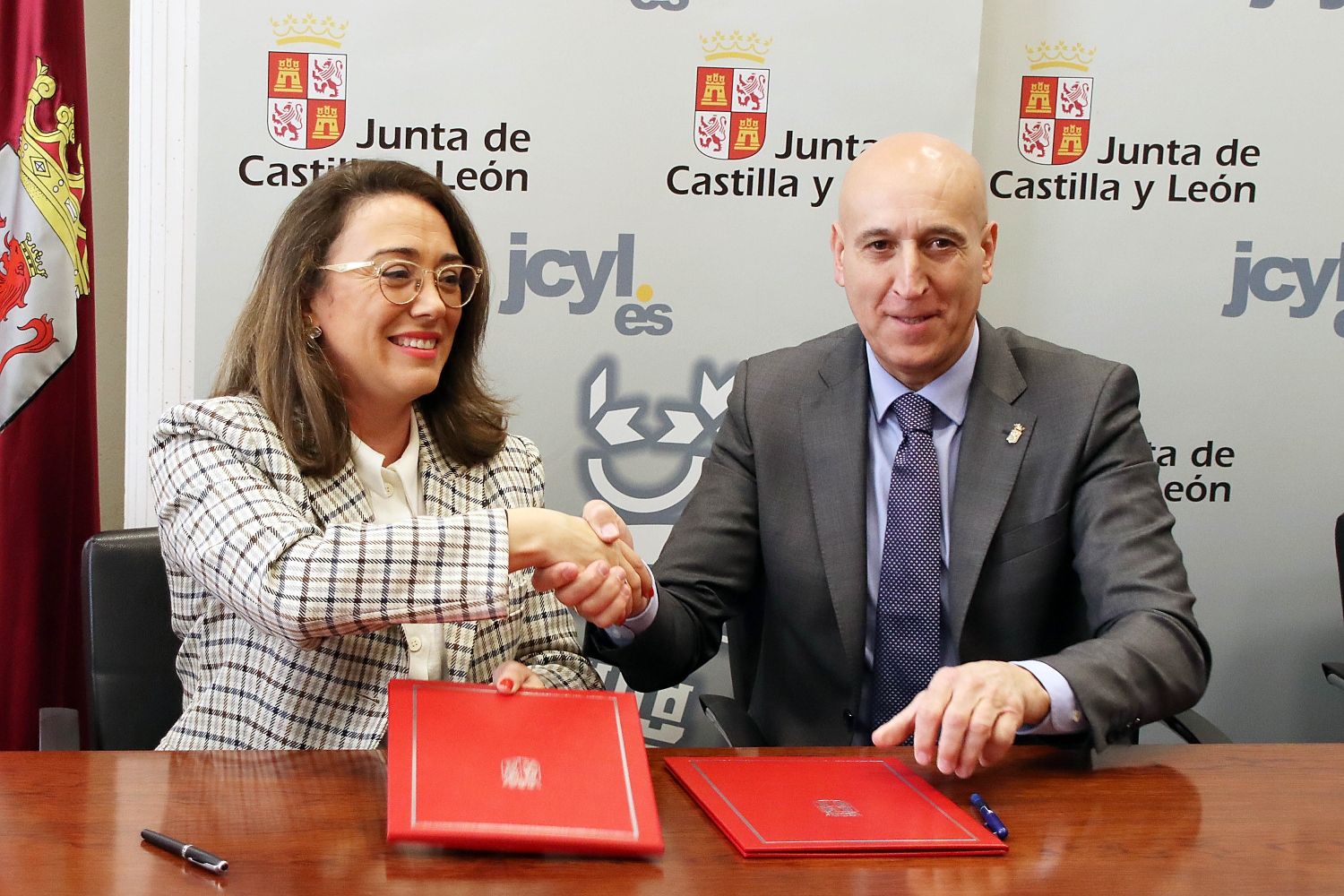 Junta y Ayuntamiento de León firman un convenio de colaboración en materia de movilidad | Peio García / ICAL