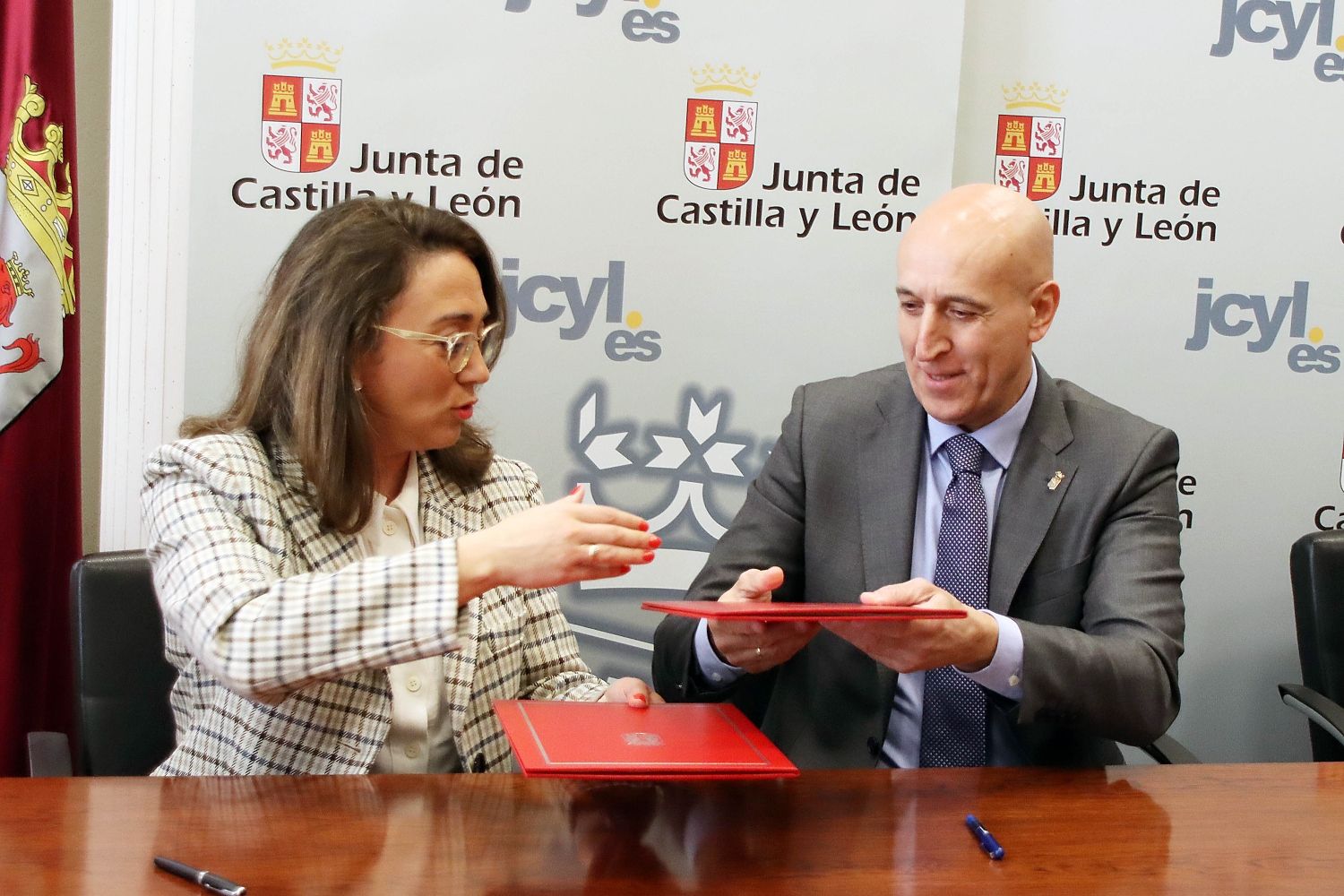  La consejera de Movilidad y Transformación Digital de la Junta, María González Corral, y el alcalde de León, José Antonio Diez, firman un acuerdo de colaboración