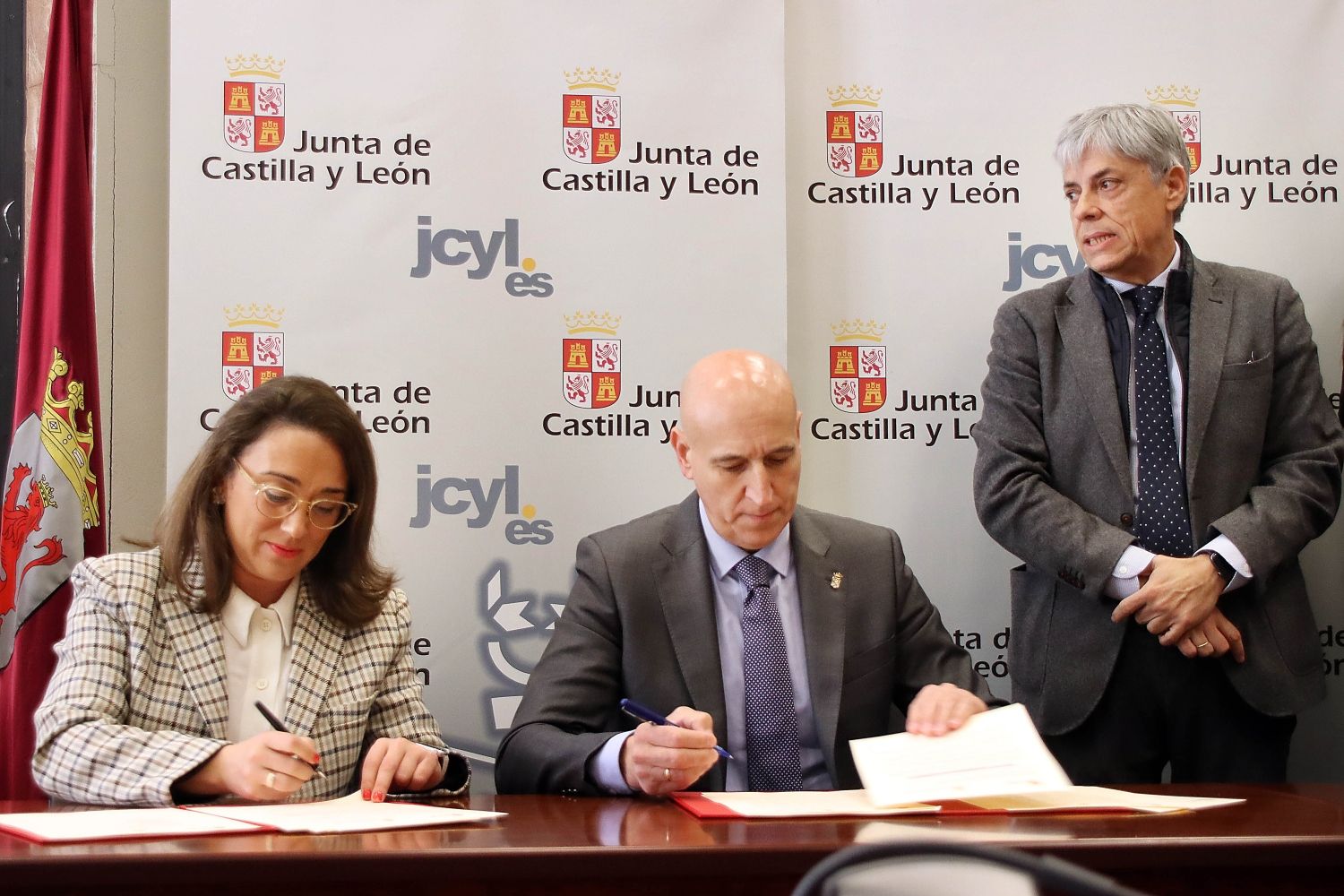 Junta y Ayuntamiento de León firman un convenio de colaboración en materia de movilidad (3)