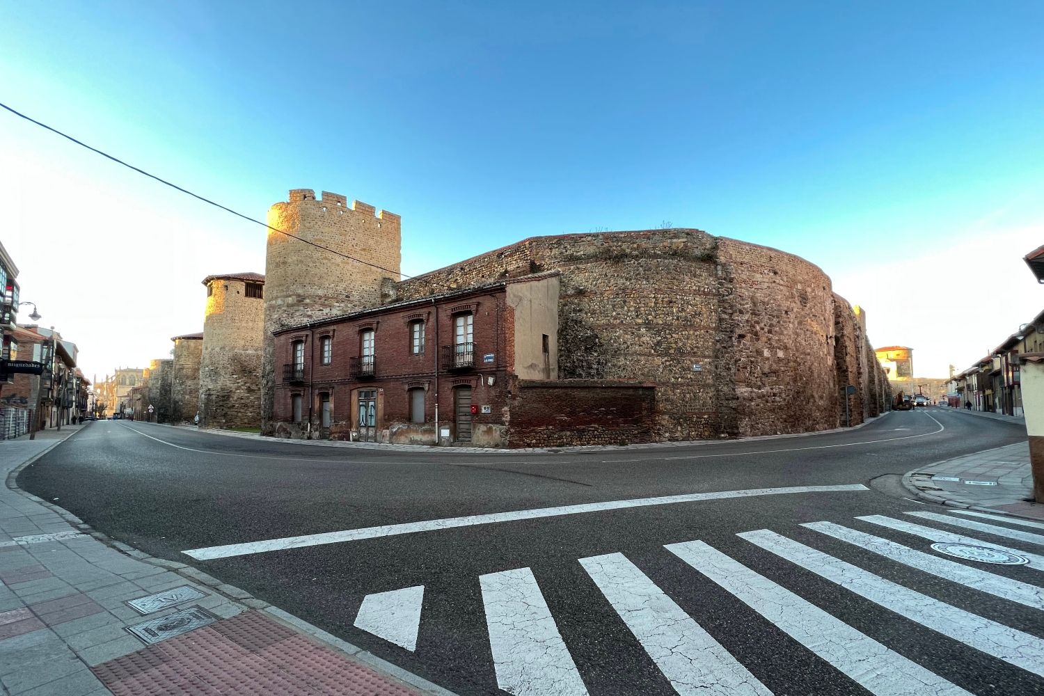 Intervención y peatonalizaciones en el entorno de la Muralla de León | Campillo / ICAL.