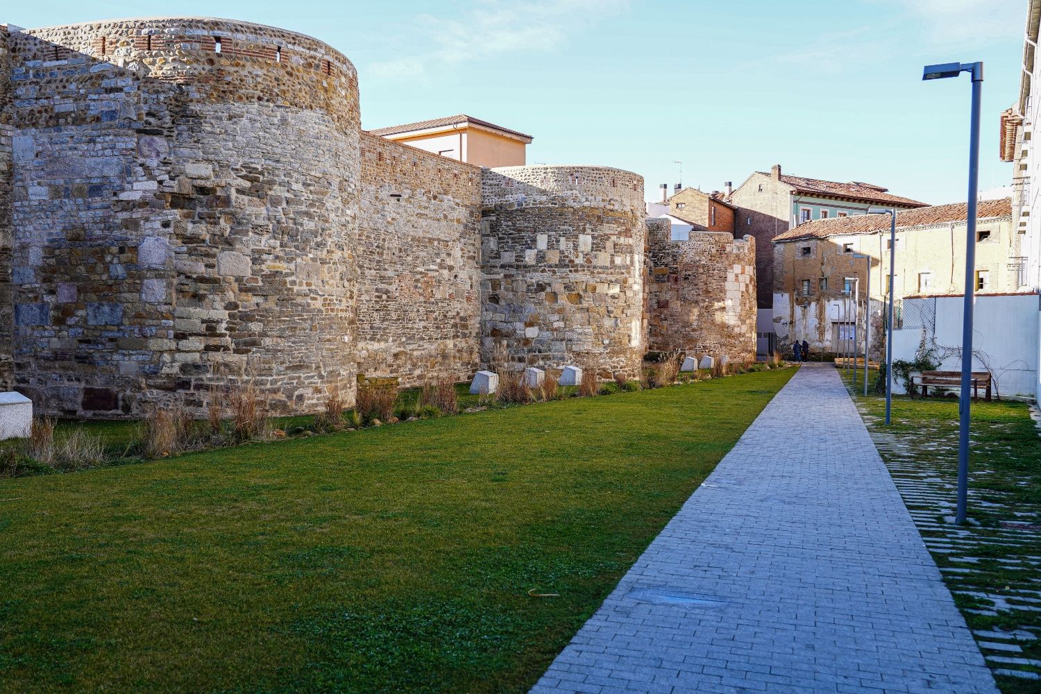 Intervención y peatonalizaciones en el entorno de la Muralla de León | Campillo / ICAL.