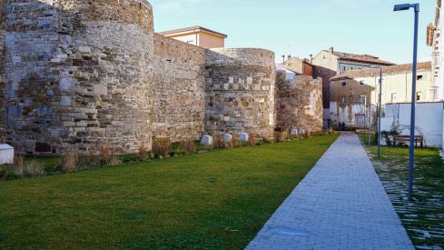 Intervención y peatonalizaciones en el entorno de la Muralla de León | Campillo / ICAL. Intervención y peatonalizaciones en el entorno de la Muralla de León | Campillo / ICAL.
