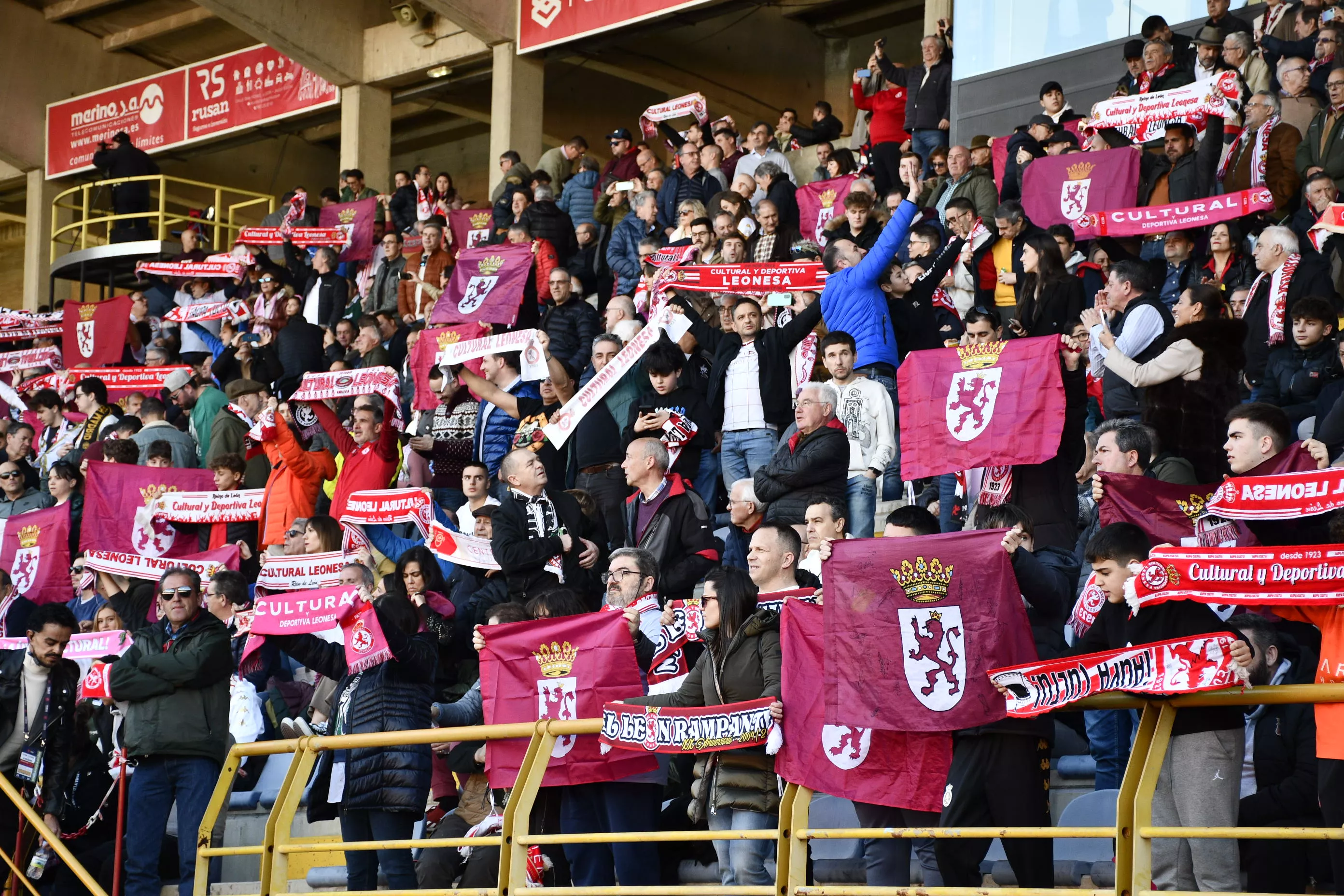 Afición de la Cultural y Deportiva Leonesa en el Estadio Reino de León