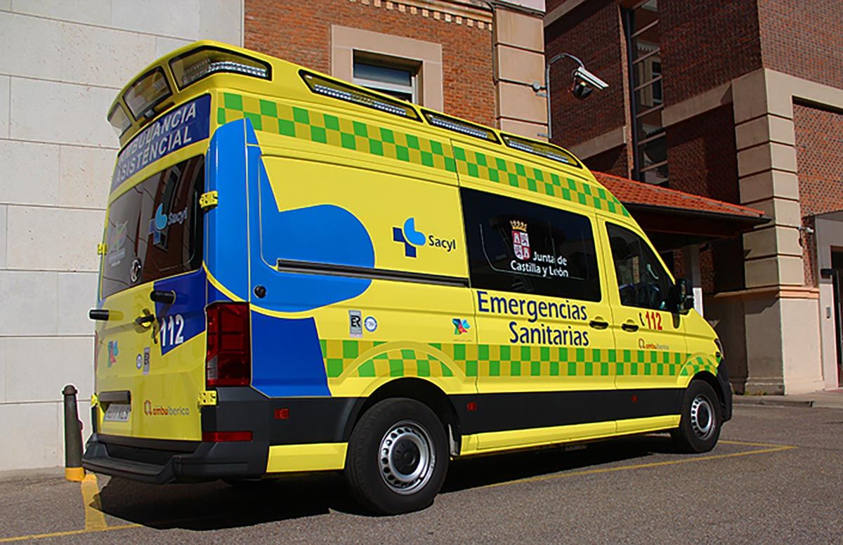 Imagen de una ambulancia | Dos heridos por la salida de vía de un turismo en la área recreativa del Cangalón en Fabero