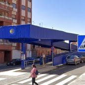 La Plataforma del Soterramiento pide al Procurador del Común que inste a Adif a retirar la pasarela azul de Trobajo del Camino