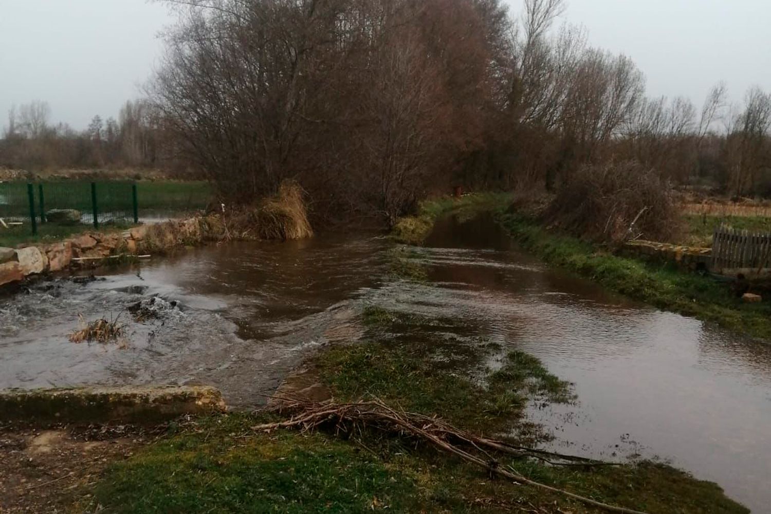 Desbordamiento del río Tuerto a la altura de Villaobispo de Otero