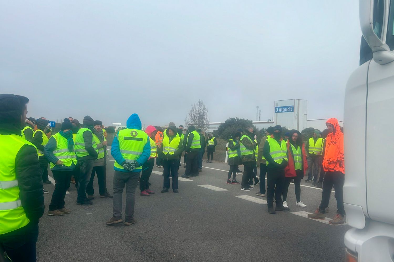 Así desalojó la Guardia Civil el corte de agricultores en la A-6 a la altura de Toralino de la Vega (León)