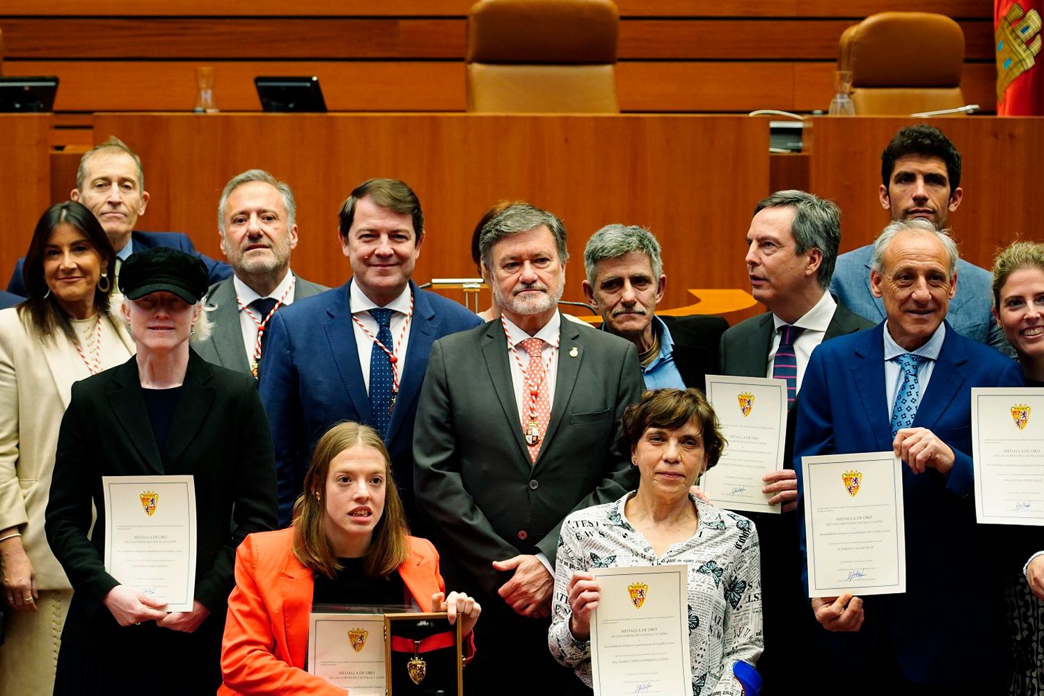 Detalle de foto del acto por el 41 aniversario del Estatuto, con autoridades y premiados con la medalla de oro de las Cortes