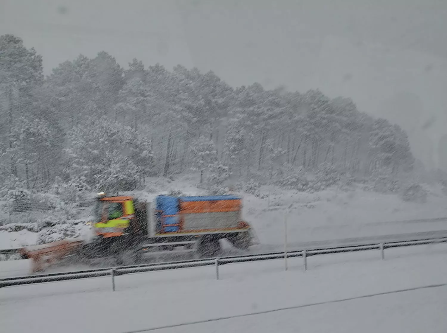 La nieve y el hielo mantienen cerrada la LE-233 en Boca de Huérgano y otras dos carreteras de León mantienen las restricciones