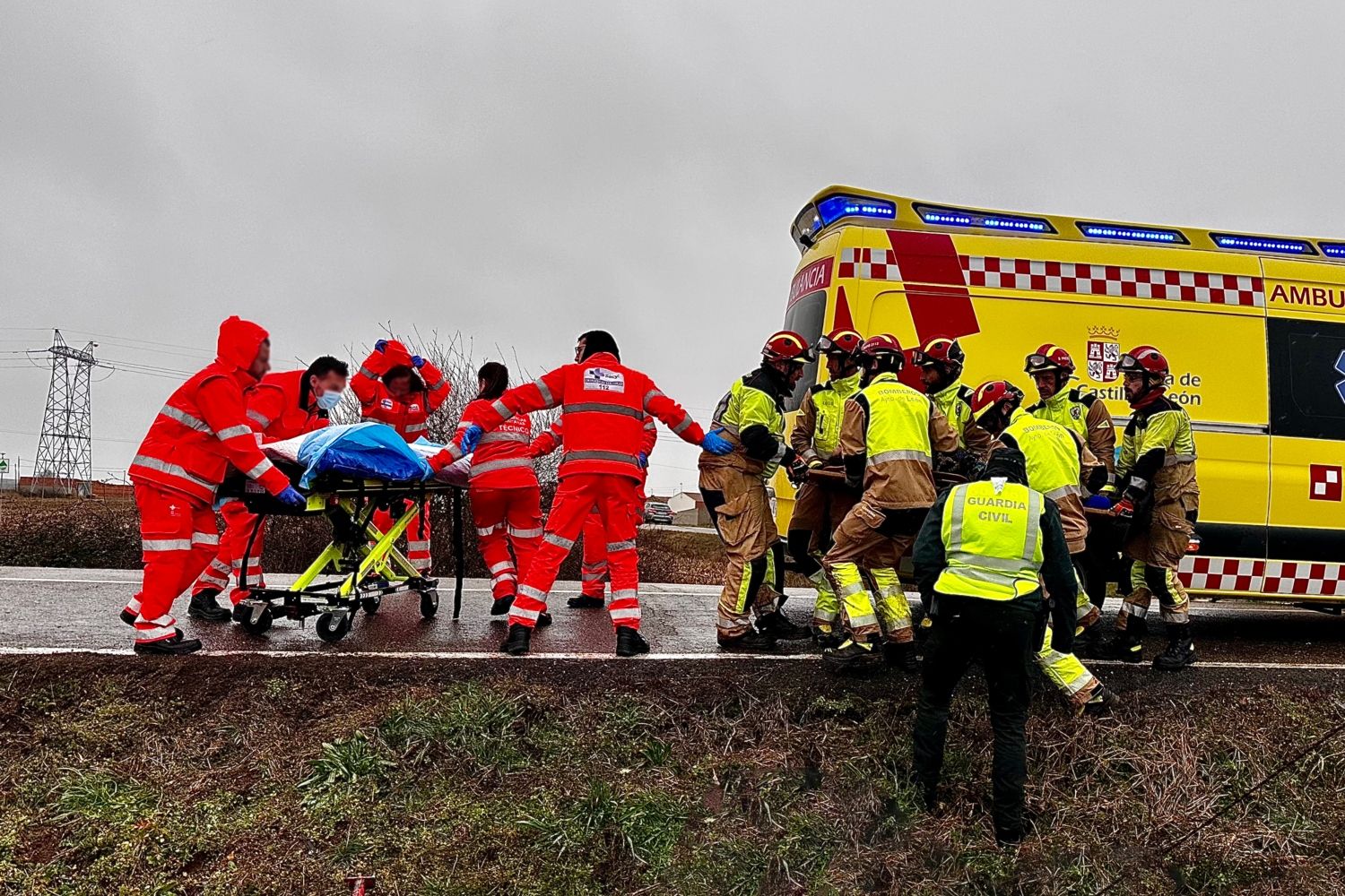 Los bomberos tienen que liberar a los ocupantes de un vehículo tras una colisión contra otro que también volcó en Cazanuecos (León)